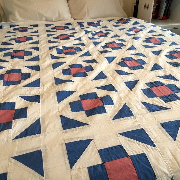 Traditional Québec Hand-stitched, Queen Size Quilt - Picture 4 of 6